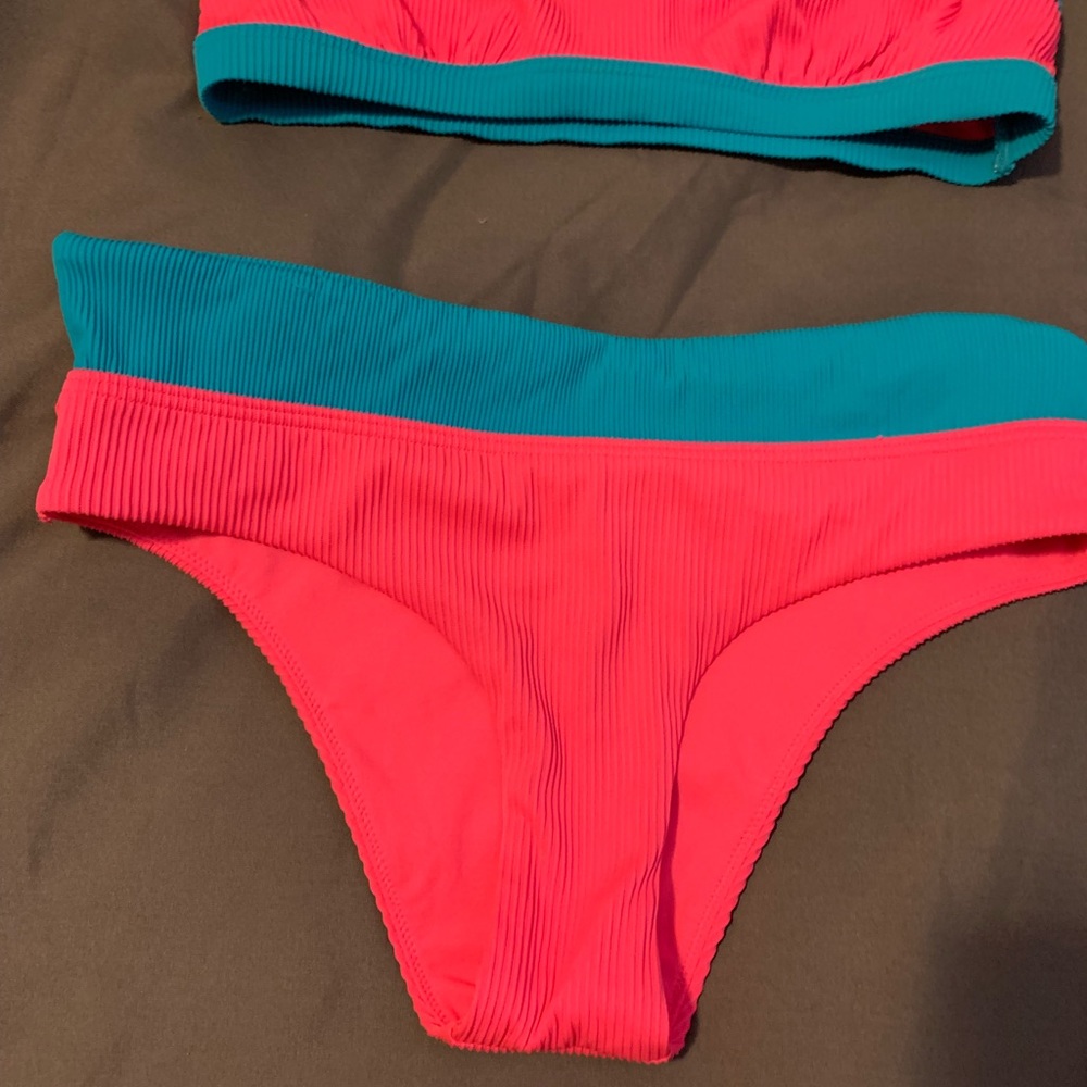 Bikini - Picture 3 of 4